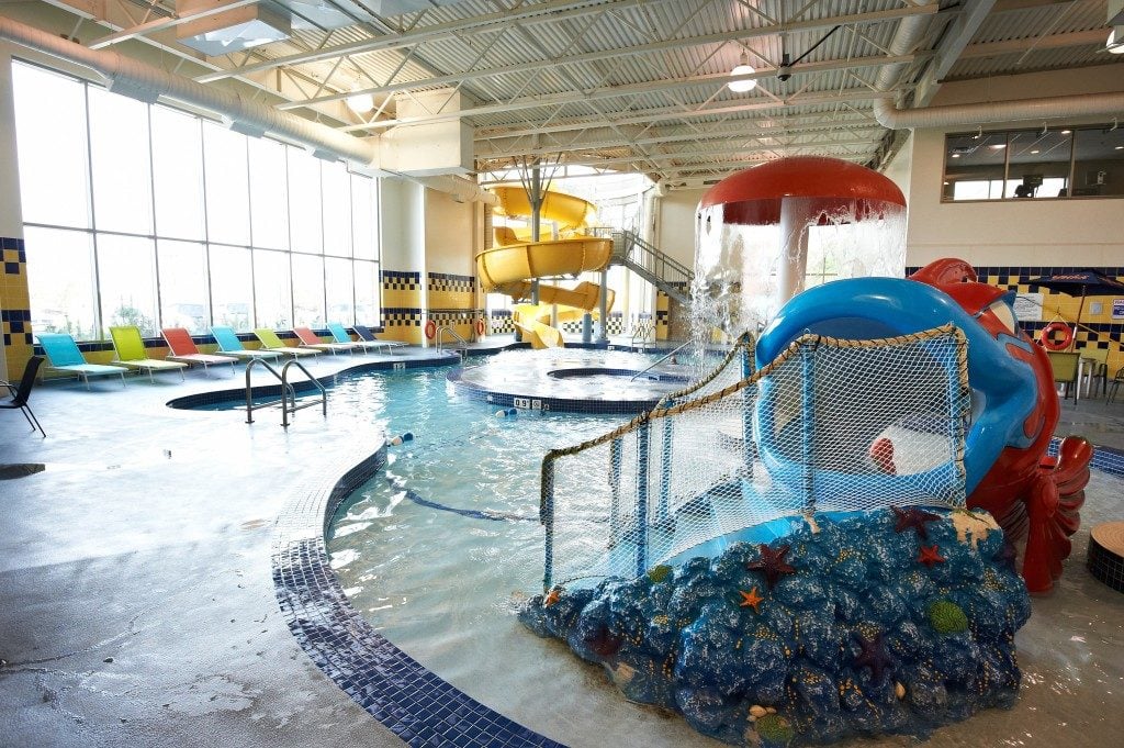 Kiddie pool and waterslides at Deer Foot Inn & Casino - Calgary 